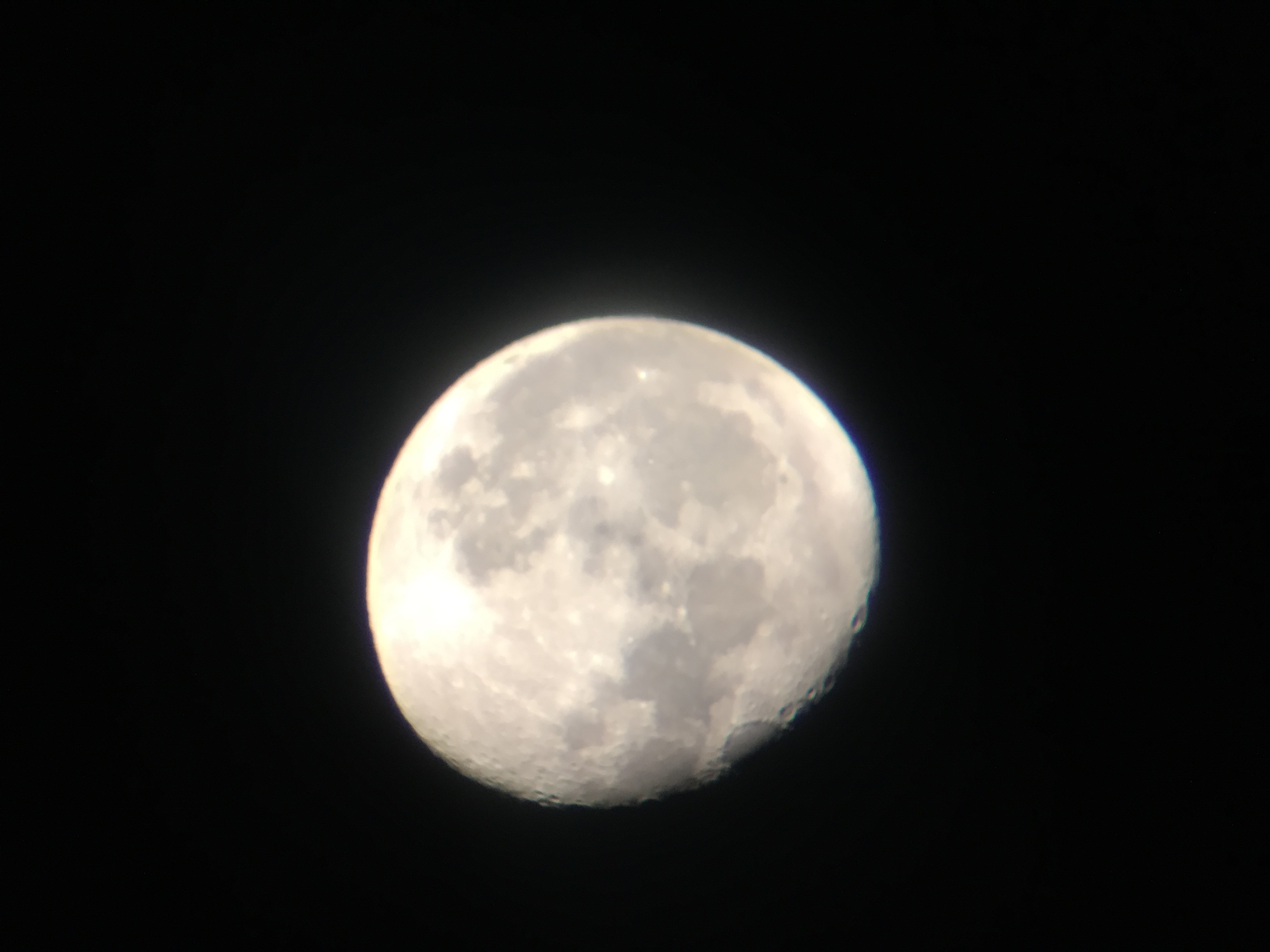 望遠鏡で見た月